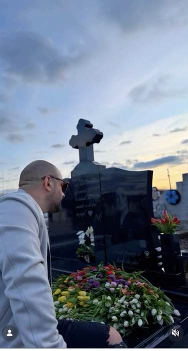 Gestul făcut de Claudiu Molnar la mormântul soției, chiar de Ziua Îndrăgostiților. Ți se rupe sufletul!