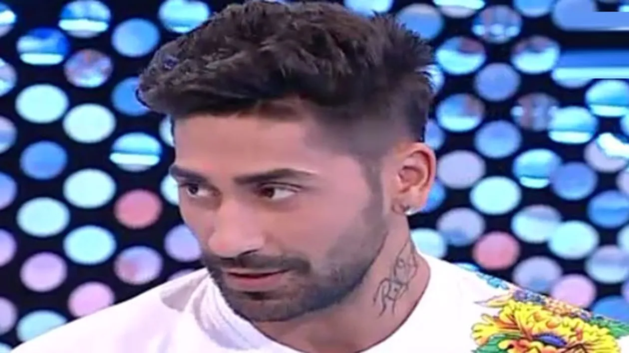 Connect-R a tatuat o blonda aproape dezbracata in direct! Vezi ce i-a desenat tinerei pe piele