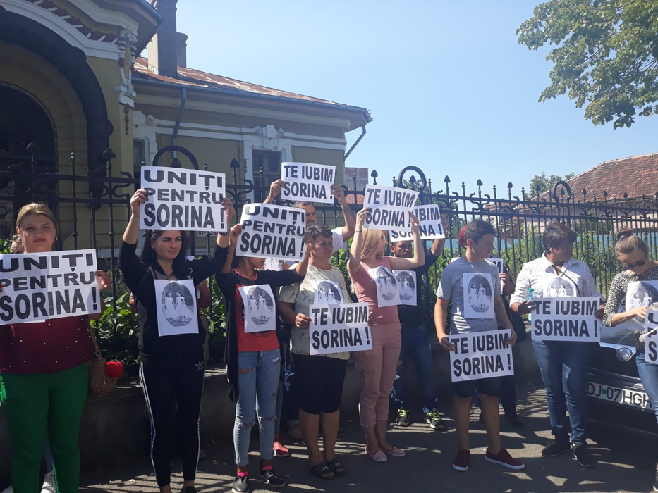 Este protest la Curtea de Apel Craiova. Susţinătorii Sorinei, fetița din Baia de Aramă, au venit înarmaţi cu pancarde