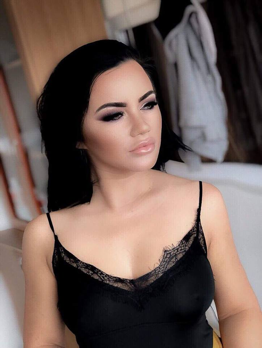 El este bărbatul care îi e alături lui Carmen de la Sălciua în plin divorț de Culiță Sterp. Anunțul făcut în urmă cu puțin timp artistă: “Vă fac cunoștință cu…”