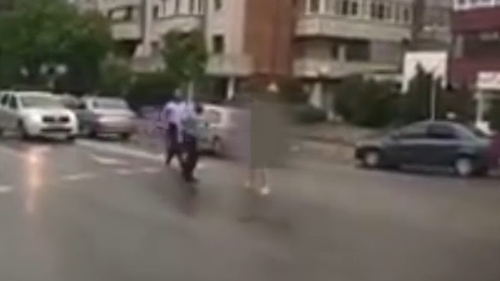 Un bărbat a fost încătușat, duminică, după ce s-a plimbat complet dezbrăcat pe o stradă din Râmnicu Vâlcea. VIDEO