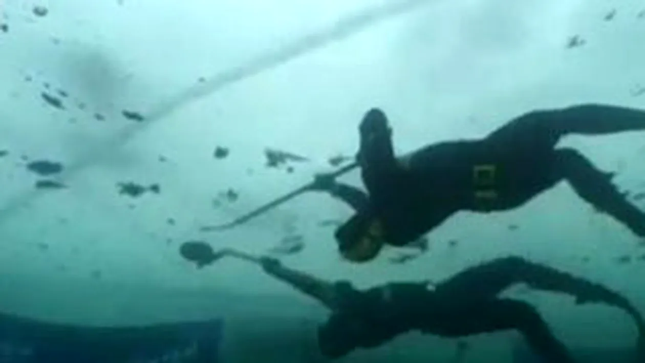 VIDEO Uite cum arata hockey-ul de partea celalata a ghetii! Cativa scafandrii se joaca sub apa!