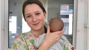 La doar 21 de ani a ajuns ”mamă de împrumut” pentru copiii abandonați în Spitalul de Pediatrie din Brașov