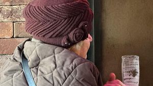 Ce cadou a primit această pensionară din Iași, de Ziua Îndrăgostiților: "S-a bucurat extraordinar de mult și a admirat-o vreo 30 de minute, cu mâinile împreunate"