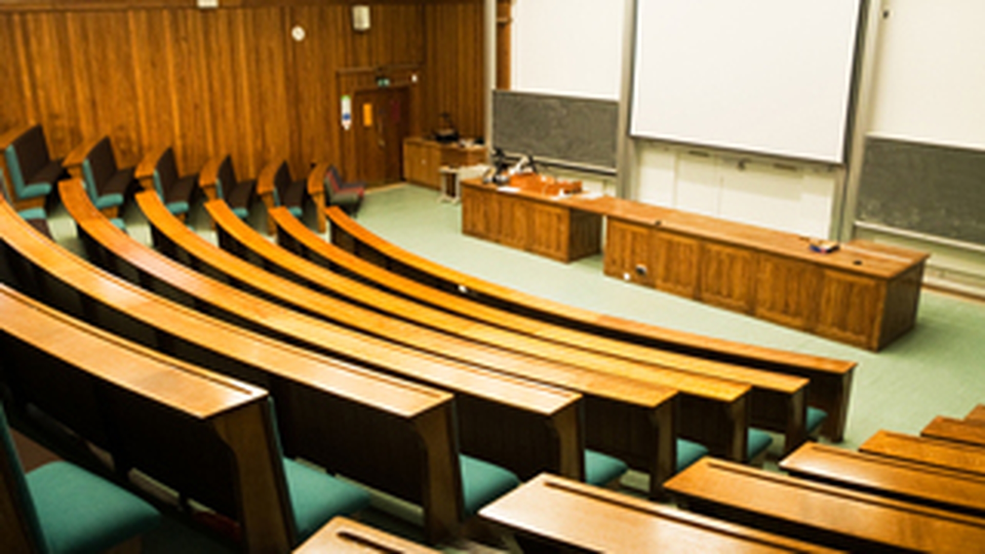 O profesoara de matematica din Mehedinti face furori pe Internet intr-un film porno