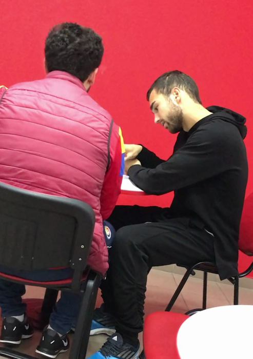 Alex Iordănescu studiază oferta existentă