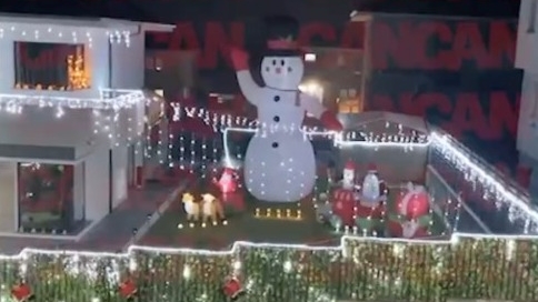Și-au făcut propriul Târg de Crăciun, în curtea casei! O familie din Cluj și-a luat prin surprindere vecinii cu decorațiunile speciale de sărbători
