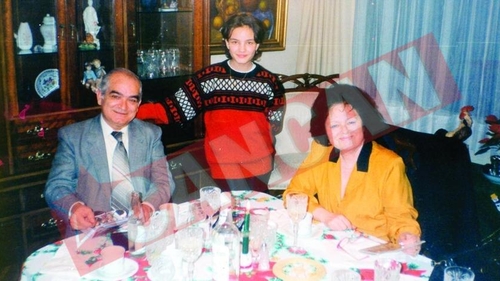 Fata unui fost ambasador, data afara din casa