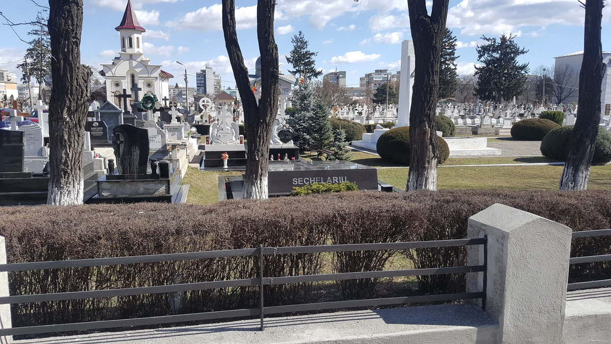 Mormântul lui Dumitru Sechelariu este șters de praf în fiecare zi