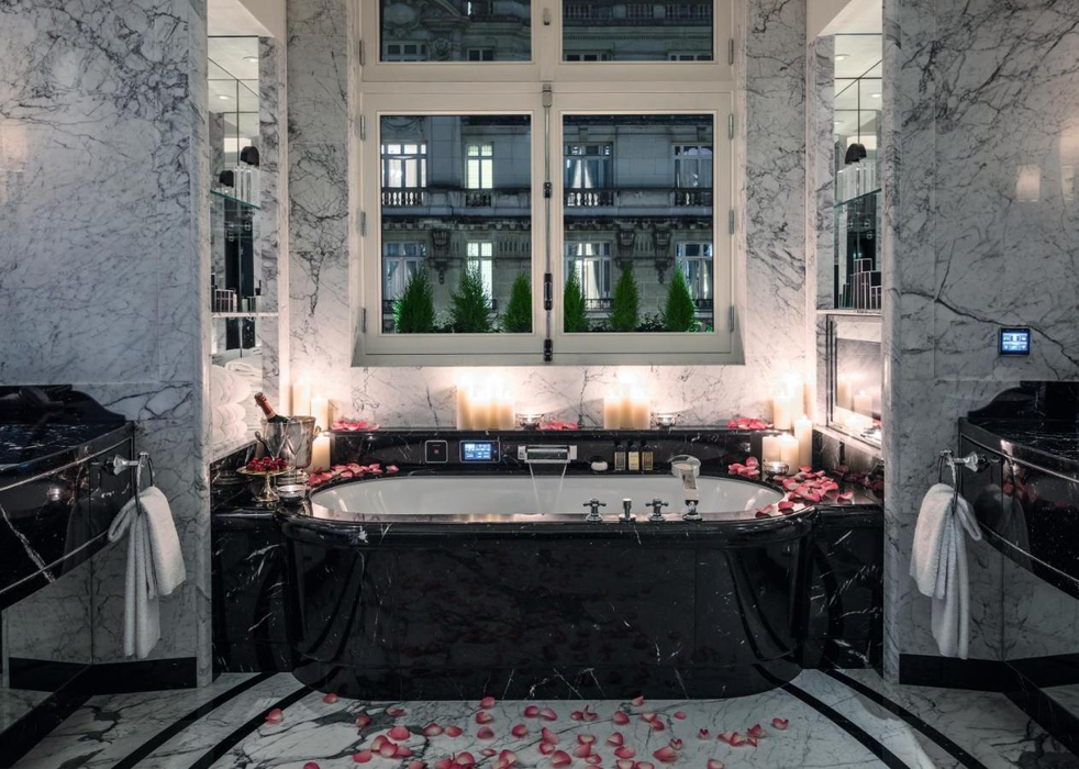 Băile spațioase din marmură / Sursă foto - Booking.com