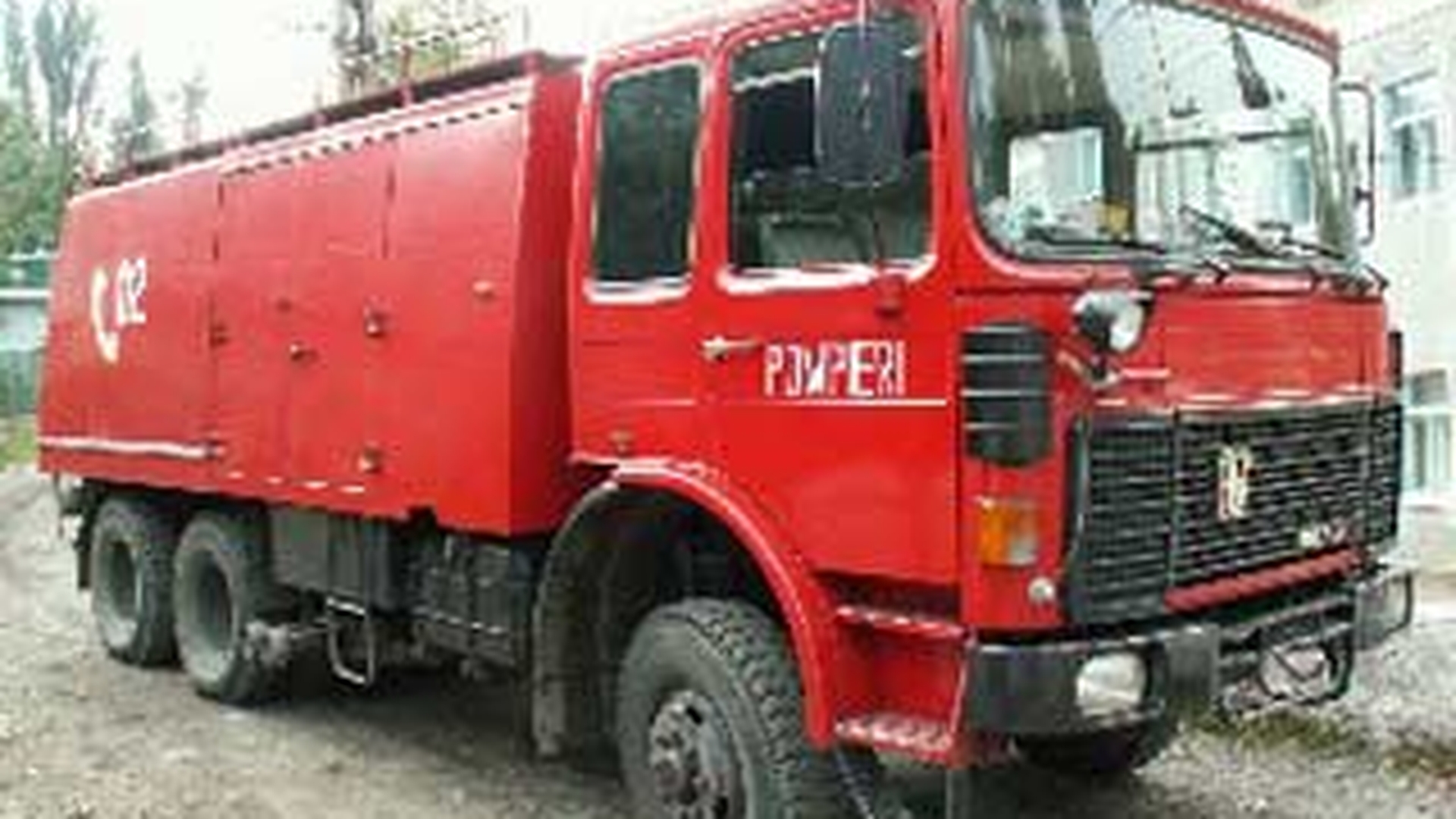 O masina de pompieri a intrat frontal intr-un autoturism si a rupt un stalp de beton!