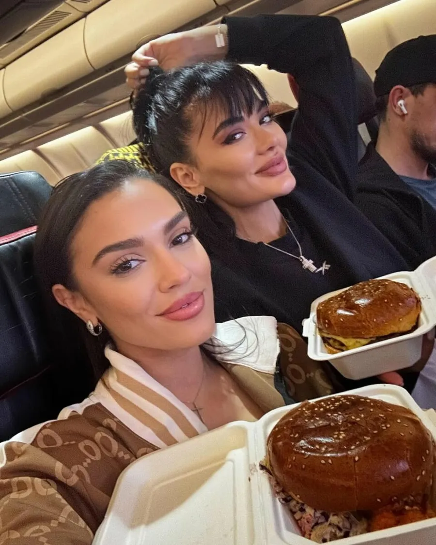 Karmen și Olga Barcari au mâncat burger înainte de a pleca în Asia Express. Sursă foto: Instagram