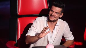 Cele două concurente au cântat lasciv pe scena VOCEA ROMÂNIEI şi au încins atmosfera, dar TUDOR CHIRILĂ a răbufnit!