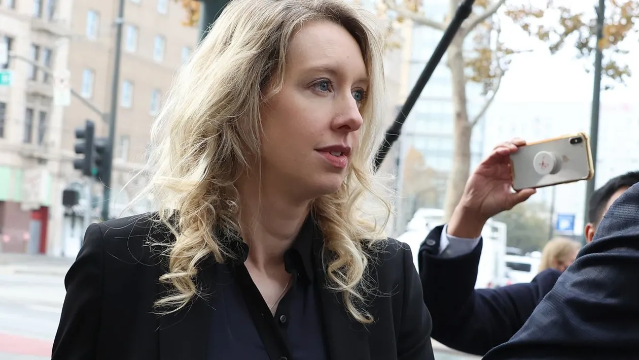 Elizabeth Holmes s-a predat poliției. Fondatoarea companiei Theranos a fost condamnată la 11 ani de închisoare
