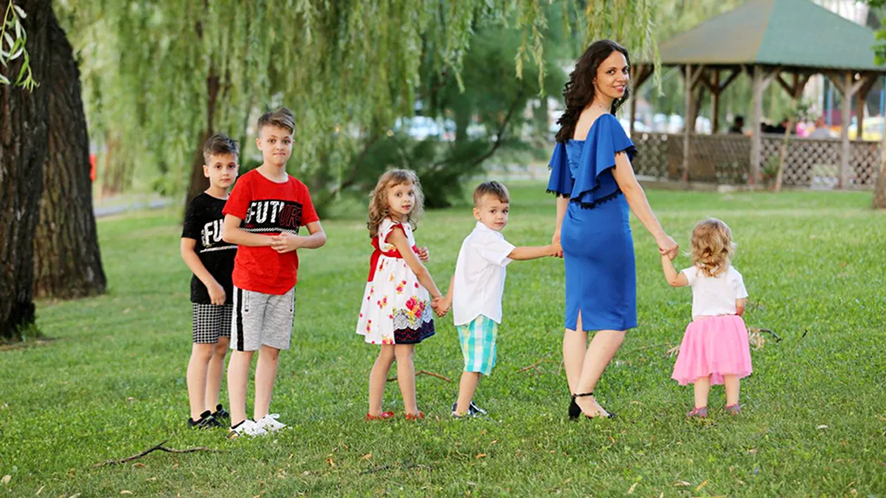 Raluca Blejuşcă, ex-Angels, apariție surprinzătoare la TV! Și-a adus cei 5 copii într-un platou de televiziune