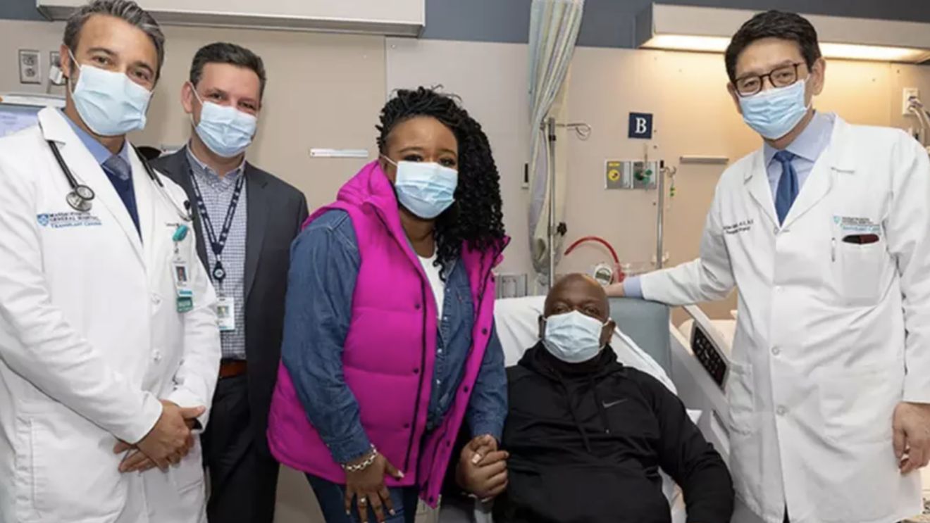 Premieră medicală! Primul pacient din lume căruia medicii i-au transplantat un rinichi de porc a fost externat