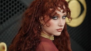 Cântăreața Chappell Roan a atras toate privirile la Premiile Grammy 2026. Tatuajul ei inedit inspirat din goblenuri a fost vedeta serii