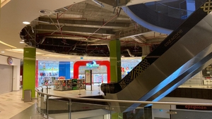 Aproape de tragedie! Tavanul unui mall din Arad s-a prăbușit, iar imaginile sunt ca după cutremur. FOTO