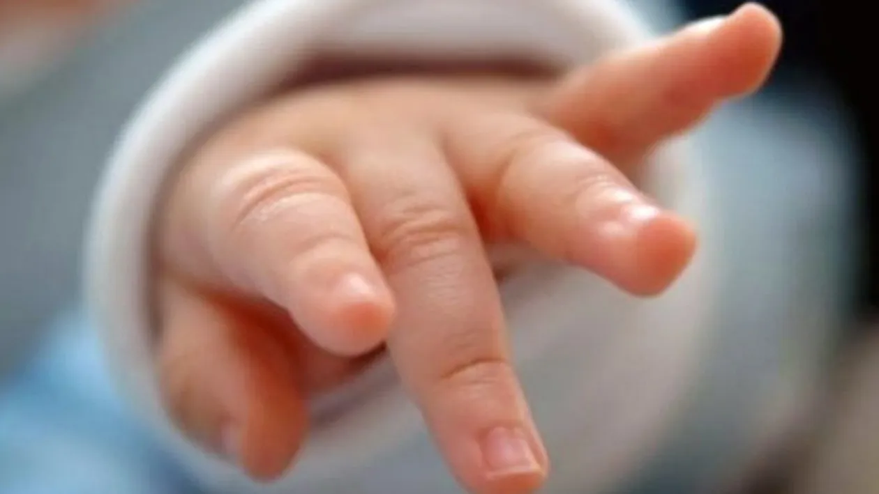 O fetiţă în vârstă de opt luni este suspectată de sindromul hemolitic uremic şi va fi transportată de urgenţă la Bucureşti