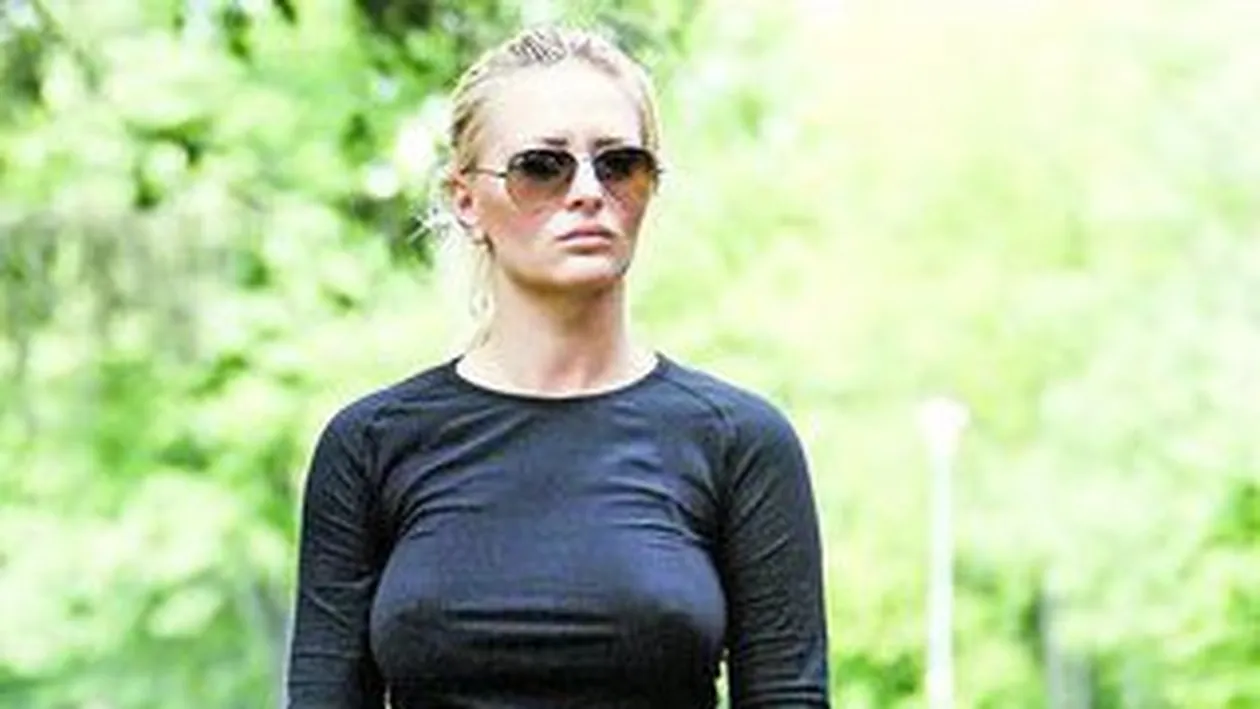 Deliei ii place sa alerge fara sutien!