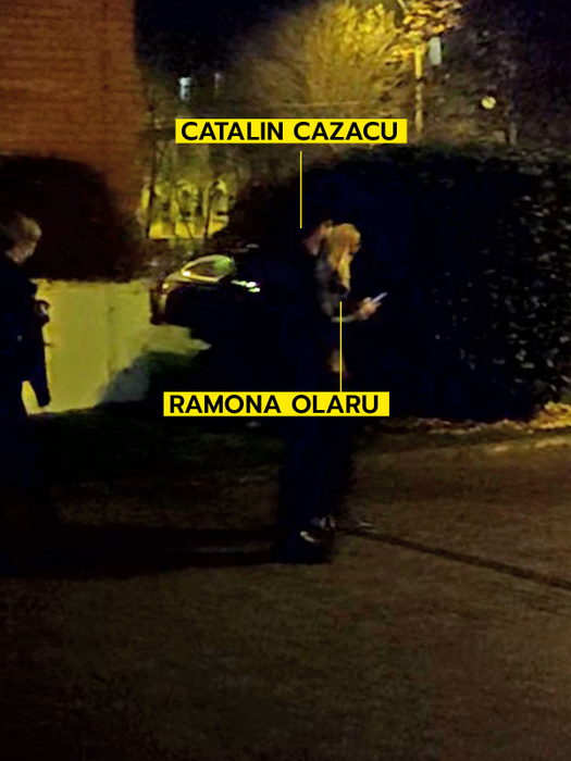 Cuplul caută un taxi (SURSA FOTO: CANCAN.RO)