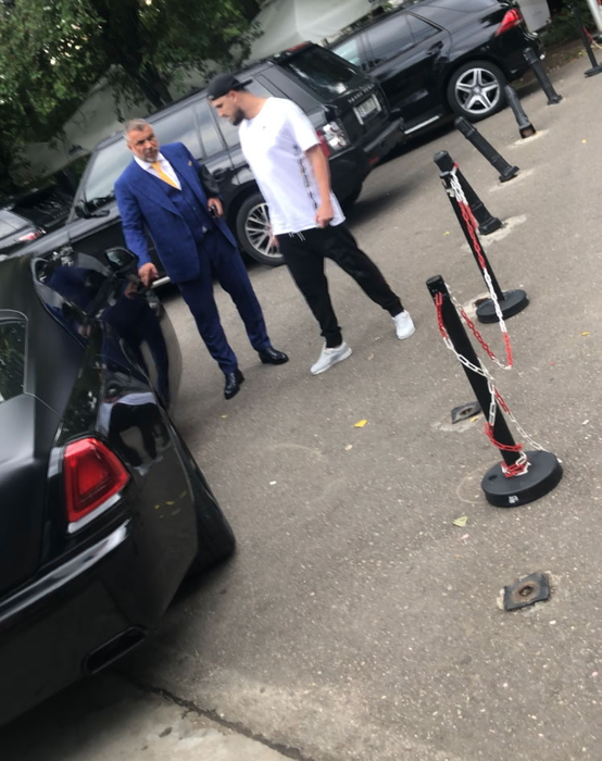 Cosmin Olăroiu a coborât la costum din Rolls și a dat bacșiș 50 €!
