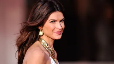 A lasat sa i se vada tot! Monica Barladeanu, infasurata in steagul Americii si fara lenjerie intima