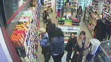 VIDEO Asta e metoda tiganeasca de a face shopping! Un grup de rromi au furat tot ce le-a cazut in mana dintr-o benzinarie din Dej!