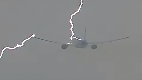 Avion Tarom pe ruta Bruxelles - București, lovit de fulger!