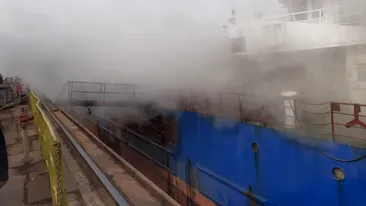 Incendiu de proporții la o navă din portul Midia! Flăcările uriașe pun în dificultate pompierii