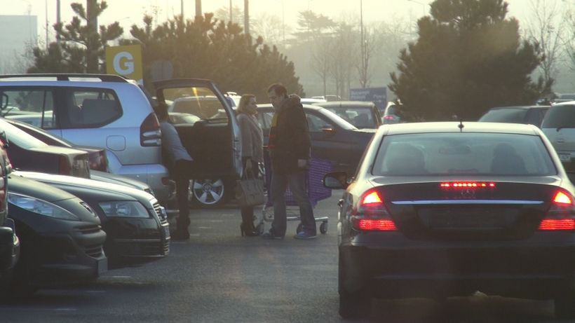 Andreea Esca a coborat de la pupitrul stirilor pentru a cutreiera mall-ul alaturi de familia ei. Vezi ce isi doreste de Craciun