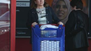 Fosta primă doamnă nu se teme! Maria Băsescu, la cumpărături fără protecţia SPP
