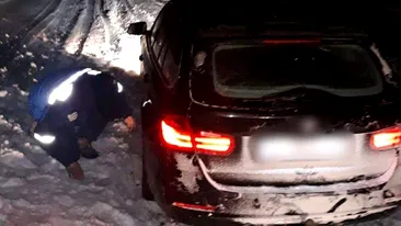 Turişti blocaţi în zăpadă -17 grade Celsius în zona Obârșiei Lotrului! Operațiune de salvare emoționantă a jandarmilor