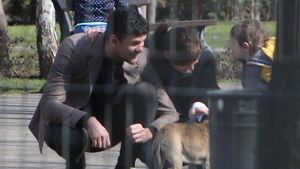 Juratul de la ”Voce” credea că paparazzii nu sunt pe fază, dar…L-am pozat pe Tudor Chirilă tolănit pe o alee din parc!