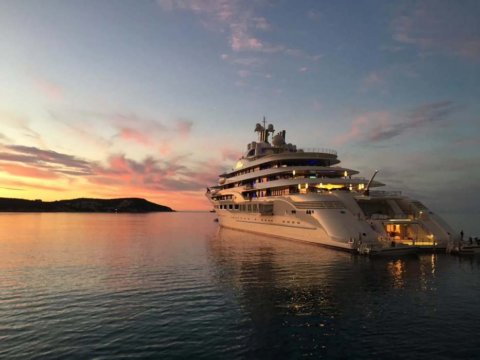 Iahtul Dilber, proprietatea oligarhului rus Alişer Usmanov