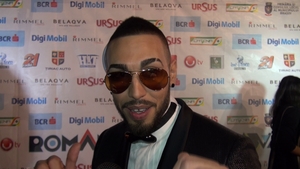 Imaginea care a starnit rasul tuturor! Alex Velea a "adormit" pe scena