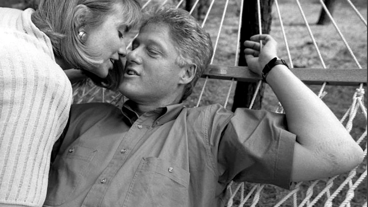 Incredibila poveste a unei fotografii celebre.  Sarutul sotilor Clinton, inainte de Monica Lewinsky