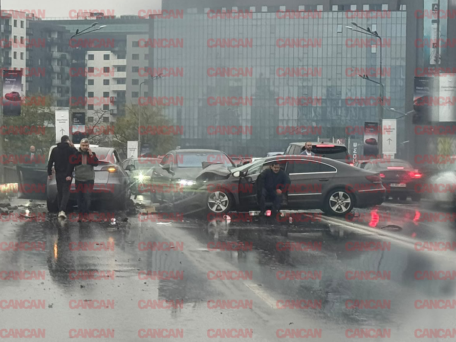 Grav accident în Capitală. Trei persoane rănite, după ce un șofer a lovit două mașini și un autobuz