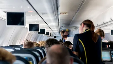 O stewardesă româncă a fost bătută și amenințată cu moartea de un pasager arab, într-un avion care zbura la Dubai