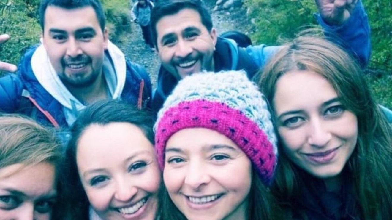 Acești 6 tineri au făcut o fotografie, în timpul unei drumeții la munte. Detaliul bulversant observat de rude și prieteni