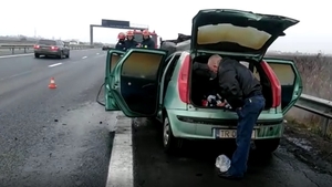 VIDEO | Şofer, la un pas să ardă de viu. Maşina i-a luat foc în mers pe Autostrada Bucureşti-Piteşti