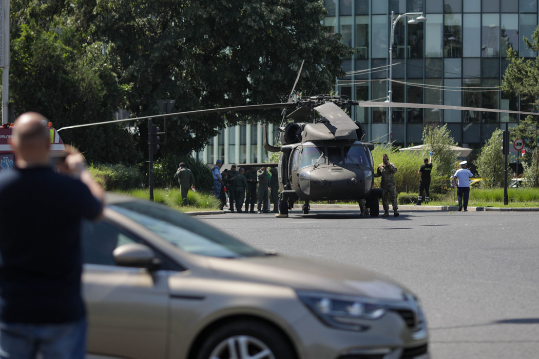 Un elicopter american a aterizat de urgență în Piața Charles de Gaulle din Capitală (Foto: INQUAM PHOTOS)