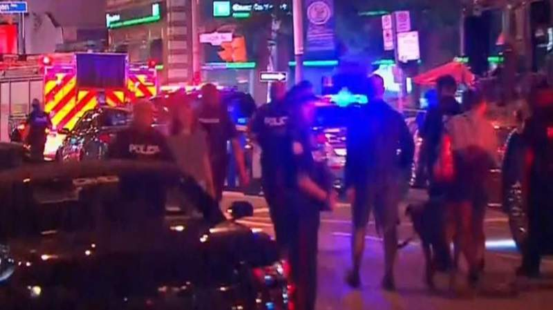 Atac armat în Canada! Cel puţin 2 morţi şi 13 răniţi împuşcaţi în faţa unui restaurant din Toronto