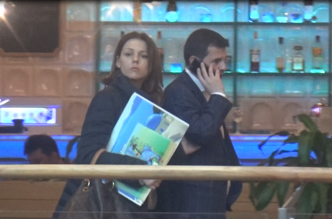 Cei doi se îndreaptă către liftul care-i va duce la parter