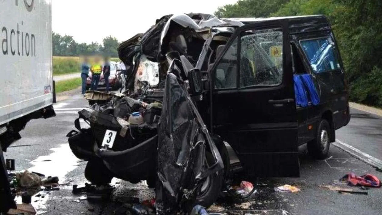 Șofer de microbuz român, condamnat în Ungaria. A condus 44 de ore și a ucis 3 oameni