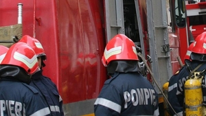 Incendiu violent la un hotel din Păltiniș! Peste 100 de persoane au fost evacuate, pompierii intervin de urgență