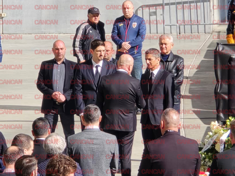 Politicieni, foști jucători și sute de fani își iau rămas bun de la Mircea Lucescu. Ultima zi de omagiu pe Arena Națională