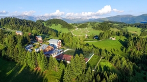 Stațiunea cu cel mai curat aer din România. În 2023, a fost votată destinația turistică numărul 1 din țara noastră