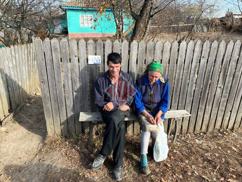 Imagini șocante pentru locuitorii unei comune din Iași! O ”bunicuță” s-a căsătorit cu iubitul cu 28 de ani mai tânăr!