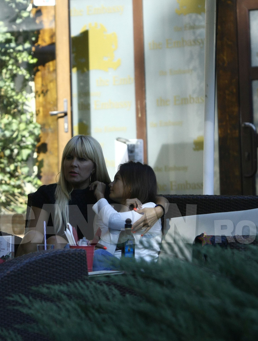 IMAGINI EXCLUSIVE La 42 de ani işi ”antrenează” instinctele de mamă. Elena Udrea işi doreşte un copil şi…”lucrează” pentru asta